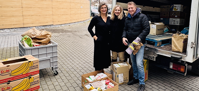 dobrovolníci s materiální pomocí